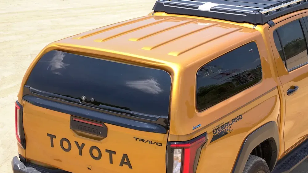 Aeroklas kastikate kollasel Toyota Hiluxil