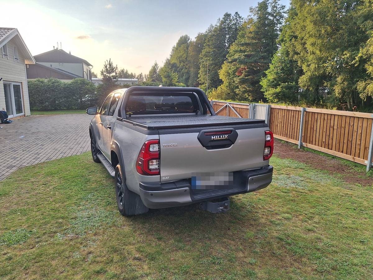 Toyota Hilux madala kastikattega